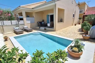 Image de Superbe mini villa avec pataugeoire à 300 m de la grande plage de sable