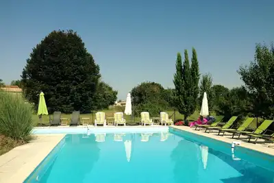 Image de Gîte climatisé Plain-pied Piscine d'été chauffée Wifi Parking 1 animal admis