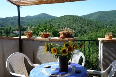 Ancienne ferme au calme sur une colline au dessus des bords de la Cèze