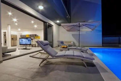 Image de ctma152 - Villa moderne de construction récente à Makarska, avec piscine à débordement chauffée