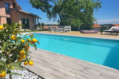 Image de Maison Familiale Piscine Jacuzzi Jardin