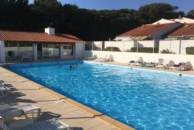 Image de Jolie maisonnette face à la mer avec piscine dans une résidence privée