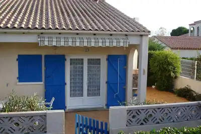 Image de Villa 55 m2   3 Ch  3 étoiles 5-6 Pers  Clim  Piscine  Mer 50 m  Plage 1 km