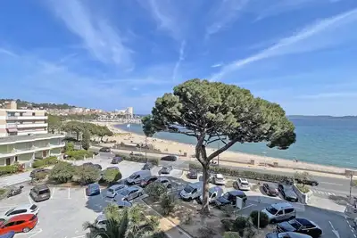 Image de Appartement T3 - 4 personnes - Centre ville et plage - Vue mer - WiFi - Climatisation - Sainte. . .