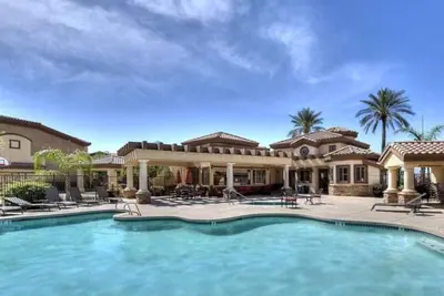 Image de Beau condo de 3 chambres à quelques pas de la piscine et du bain à remous.