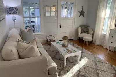 Image de Historic Beach House, récemment rénové - Douche extérieure