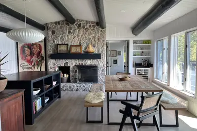 Image de Log classique, maison en rondins, style avec flair, mis à jour avec des équipements modernes.