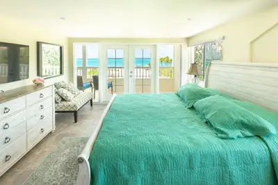 Oceanfront! Villa de 7 chambres divisée en 3 condos, véritable emplacement de Grace Bay