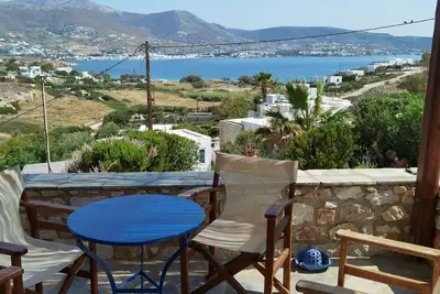 Image de Maison de luxe avec vue sur la baie de Parikia et piscine, plage à distance de marche