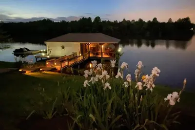 Image de Plus de 400 pieds de front de mer du côté public du lac Anna