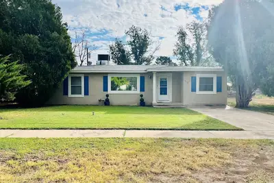 Image de Maison spacieuse avec cour clôturée pour logement exécutif