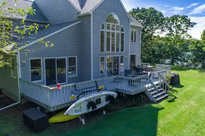 Image de Bord de l'eau sur 1 acre, plage privée, à pied de la ville
