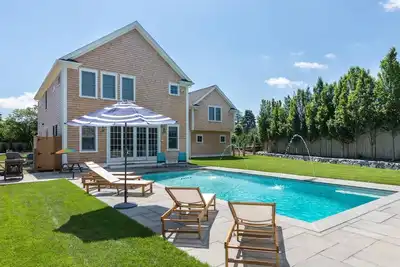 Image de Nouvelle maison construite sur mesure avec piscine à Edgartown!