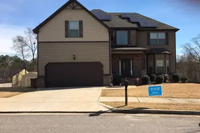 Image de Spacieuse maison de trois étages nichée dans un quartier sécurisé