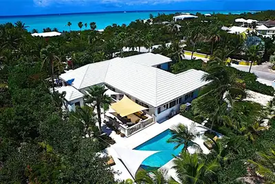 Image de 10 étapes de la plage de Grace Bay, récemment rénové, maison de 9 chambres, dort 20