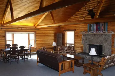 Image de Western Lodge dans la vallée de Wapiti près de Yellowstone