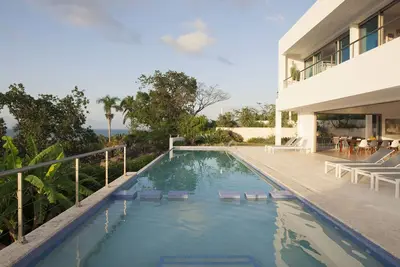 Image de Villa de luxe moderne avec vue spectaculaire sur l'océan
