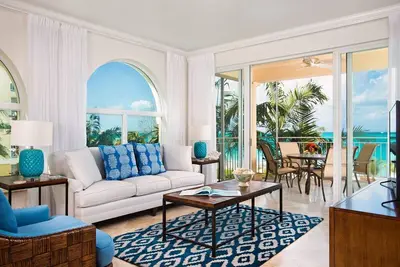 Image de Condo 3 chambres en bord de mer récemment redécoré au Tuscany Resort sur Grace Bay