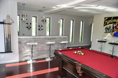 Image de 5k Sq Ft Modern Entertainment Home à seulement 5 miles du centre-ville de Nashville!