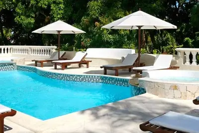 Image de Villa moderne, piscine toutes commodités, plage à proximité.