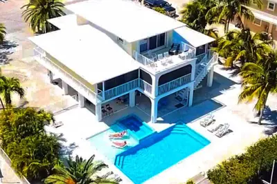 Image de Nouveau bain au rez-de-chaussée / au bord de la piscine ~ Maintenant 3 salles de bain ~ Action de grâces ~ Vérifiez-nous! !