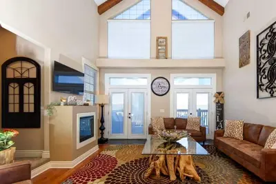 Image de Condo de luxe au dernier étage w / Loft - Vue imprenable sur le lac et piscine intérieure