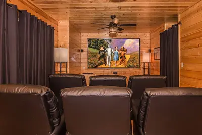 Smoky Ridge Lodge: Vue sur la montagne, piscine du complexe! Cinéma maison, jeux, équipements haut de gamme, Wi-Fi. . .