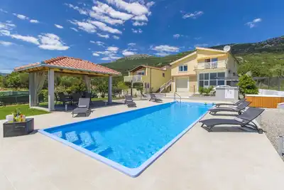 Image de Villa Tissa, avec grande piscine, jacuzzi, grand jardin, sauna infrarouge. . .