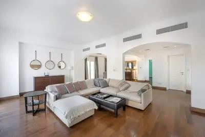 Image de Villa familiale de luxe dans les lacs, avec un service de ménage complet