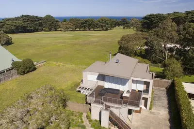 Image de Orgueil et préjugés - Une vue imprenable sur le parcours de golf de Flinders!