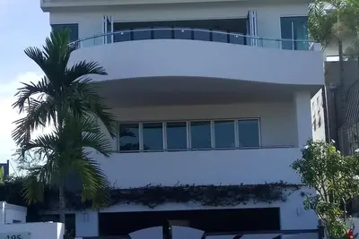 Image de l'une des plus belles maisons privées de l'Esplanade Cairns, très bien située.