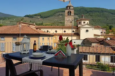 Appartamento Valle Verde con ampia terrazza sul tetto tra verdi colline toscane