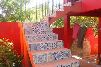 Image de Appartement loft à trois pâtés de maisons de la plage