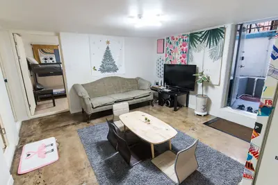 Image de Cho's Hongdae house - une grande et spacieuse maison pouvant accueillir 12 personnes.