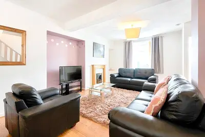 Image de Grande propriété, peut accueillir confortablement 8