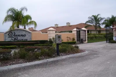 Image de Belle communauté privée plus récente et fermée 55+.