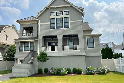 Image de Location de luxe Bay Head. Près de la plage avec piscine et spa!