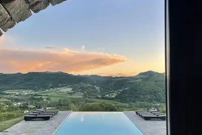Image de Maison en pierre authentique nouvellement construite avec piscine à débordement