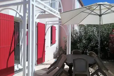 Image de Maisonnette dans Résidence avec Piscine