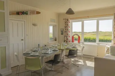 Image de Grand Bungalow pour 11 personnes. Belle vue, grand jardin, beaucoup de stationnement.