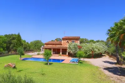 Image de Maison de campagne spacieuse construite dans le style traditionnel de Majorque, avec climatisation et piscine privée près d'Es Trenc!