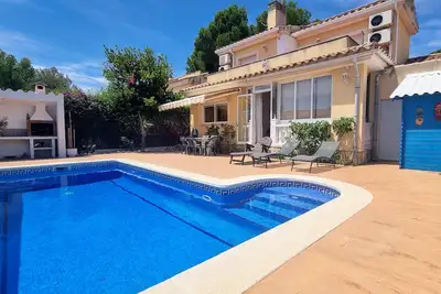 Image de Belle maison pour 8 personnes avec piscine privée, wifi et à 400m de la mer.