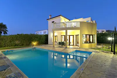 Image de Argaka Beach Front Villas - Piscines privées chauffées - Vues incroyables sur la mer - Wifi