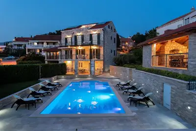 Image de Appartements Sutalo -un appartement d'une chambre avec vue sur la piscine