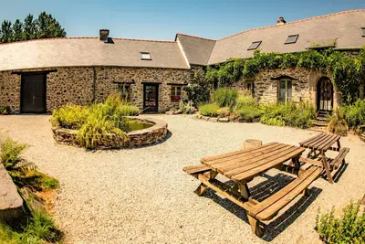 Image de Charmant chalet du 17ème siècle avec piscine chauffée et accès pour personnes à mobilité réduite 8 personnes