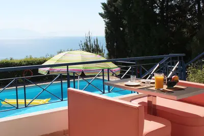 Image de Villa Katerina, 2 chambres, 2 salles de bain, piscine privée, vue mer. Eot sous licence.