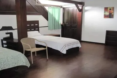 Image de maison balinaise classique avec une belle vue sur la forêt tropicale!