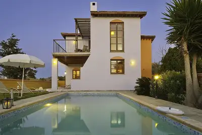 Image de Latchi Front Line Beach Villa - Vues incroyables sur la mer - Piscine privée - Wifi