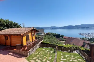Maison en bois pour 4 personnes avec vue sur la Ría de Vigo, jardin avec barbecue.