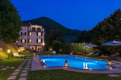 Villa Vorno est une belle villa près de Lucques, avec piscine privée, air conditionné, 5 chambres 3 c